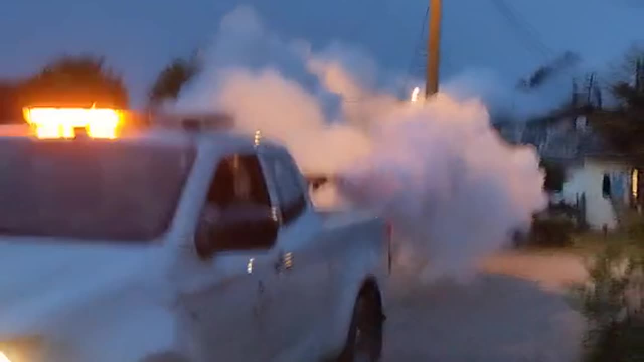 Mówią, rzekomo opryskiwanie komarów.Chemtrails