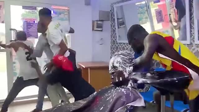 Foreign funny videos, funny everyday of barber shops