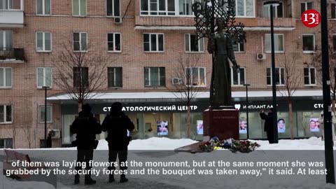 Moscow police detain people for laying flowers at monument on Ukraine anniversary