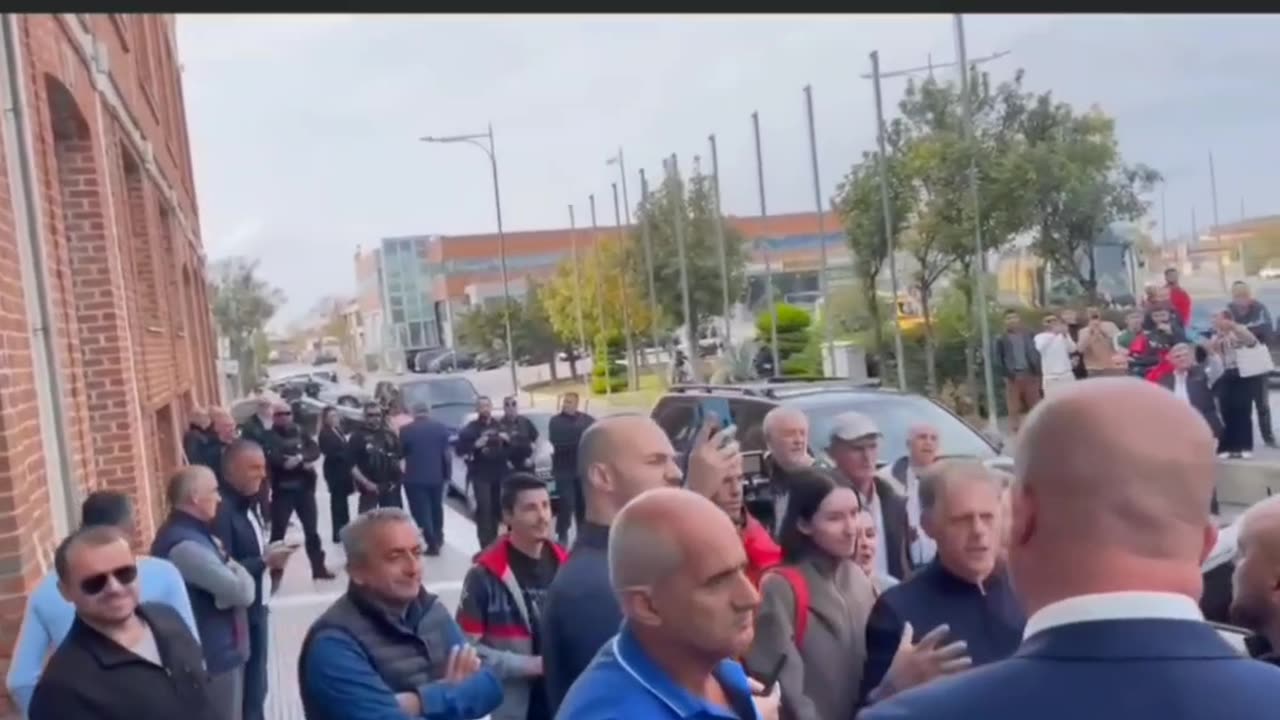 ‘Tani votën na kërkon, nga Shqipëria na dëbon’/ Edi Rama përcillet me protesta nga Selaniku