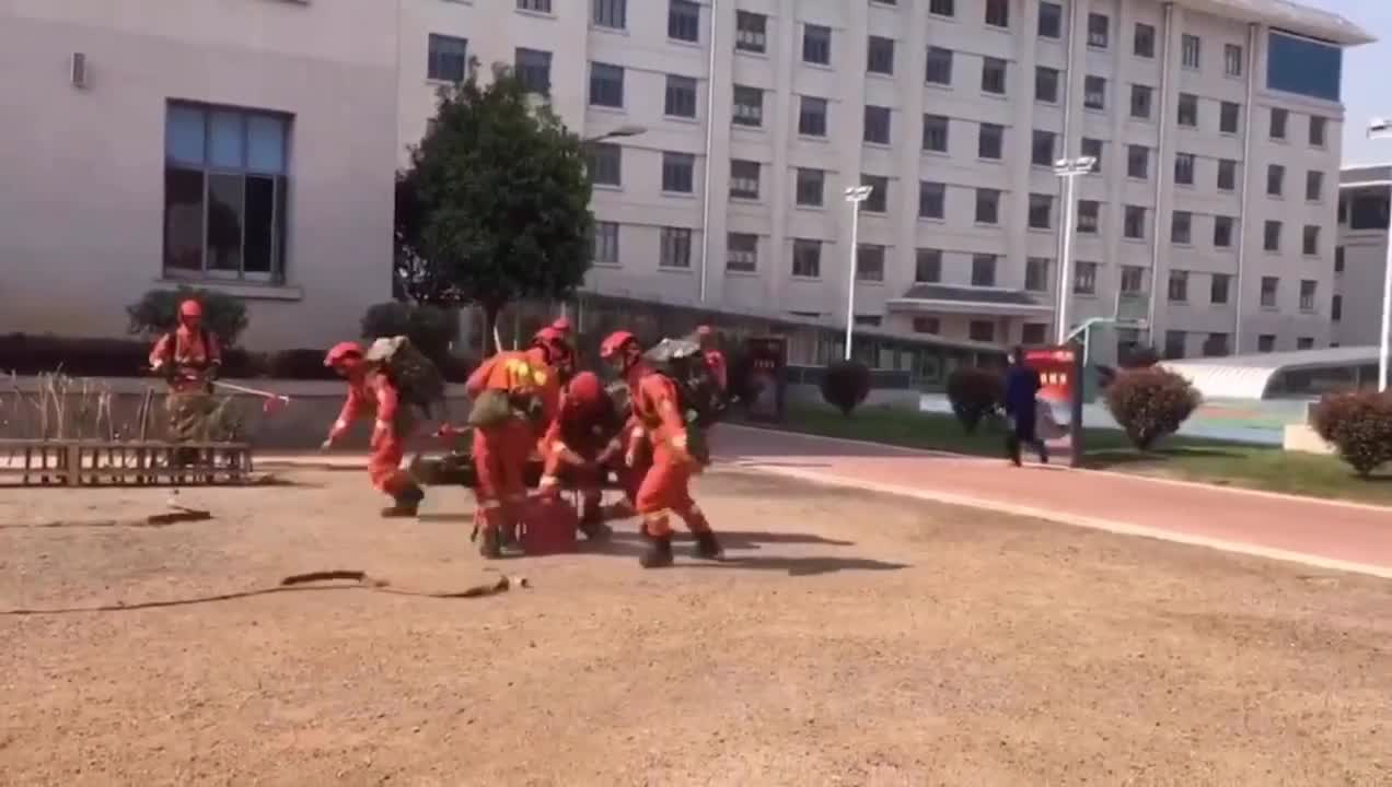 Take you through the professional equipment of forest firefighters.