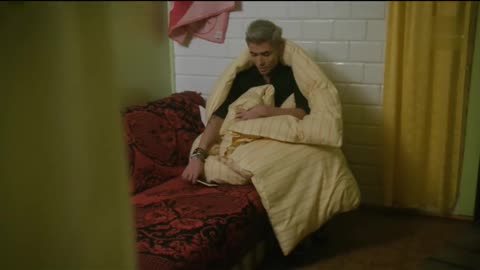 Gienek _swój chłop_ każę lalusiowi zebrać jajka, ale laluś boi się kury.