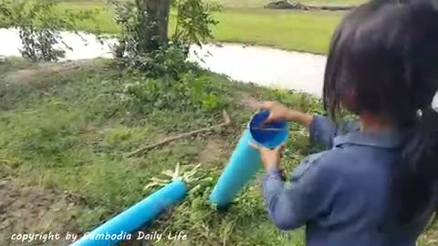 Wow! My Little Girl Catch 4 Big Snakes Using Water Pipe Trap