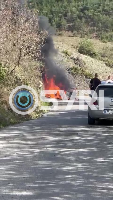 Digjet makina në Korçë-Ersekë, shpëtojnë babë e bir