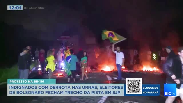 Caminhoneiros bolsonaristas protestam e bloqueiam estradas no Brasil