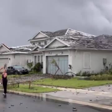 🇺🇸 |🌀 Hurricane Milton has begun its destructive onslaught.