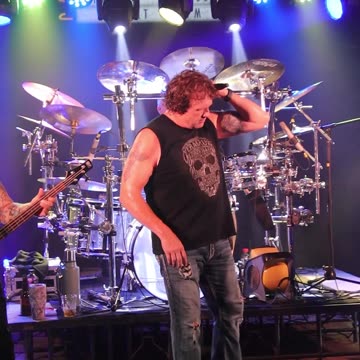 Crankin' Yankees Band sings Blackfoot 's Train Train at Kountry Bar