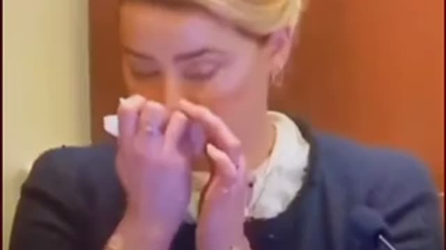 Amber Heard snorts Coke in Court