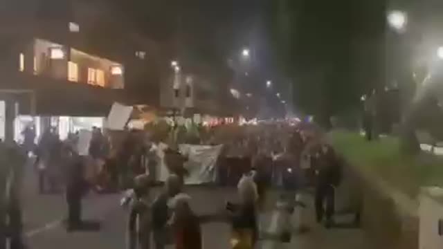 More people standing up
