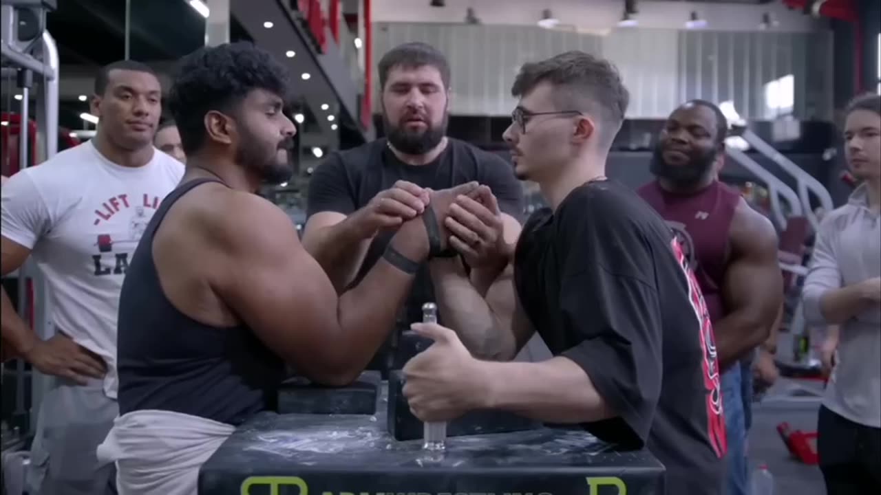 Larry Wheels (Akimbo69 VS Mazahir) arm wrestling