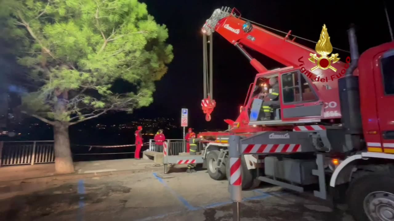 Auto nel lago di Como, recuperati i corpi di due persone