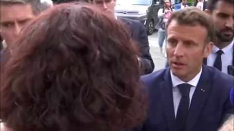 Macron face à des habitants