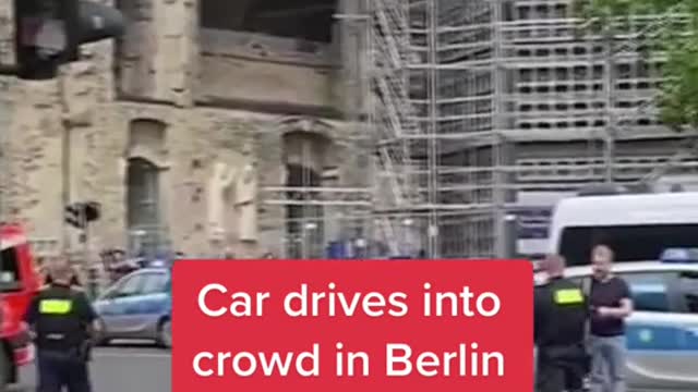 Car drives into crowd in Berlin665