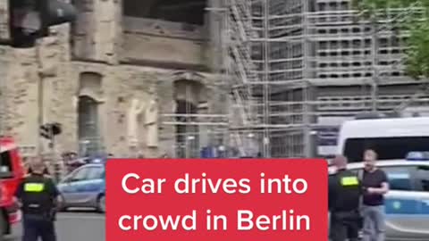 Car drives into crowd in Berlin665