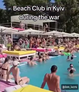 #KievBeachClub I cittadini di Kiev, indifesi e affamati trovano ristoro in una pausa del conflitto.