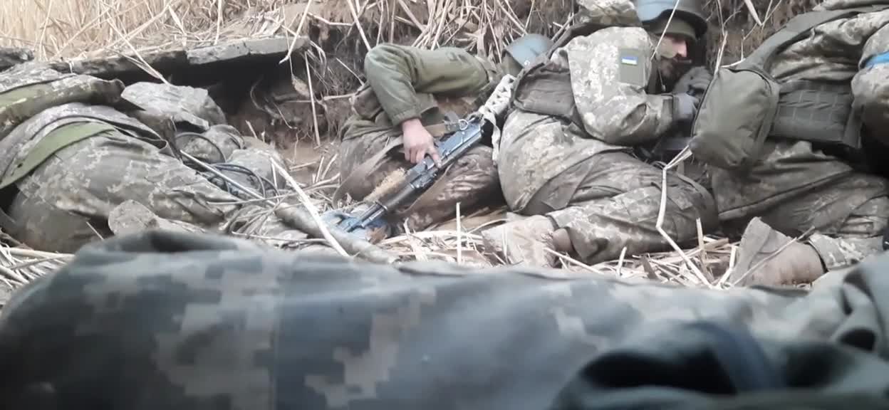 Ukraine Soldiers Hides In Fear