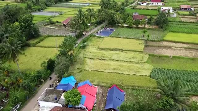 Outdoor prayers after quake destroys Indonesian town