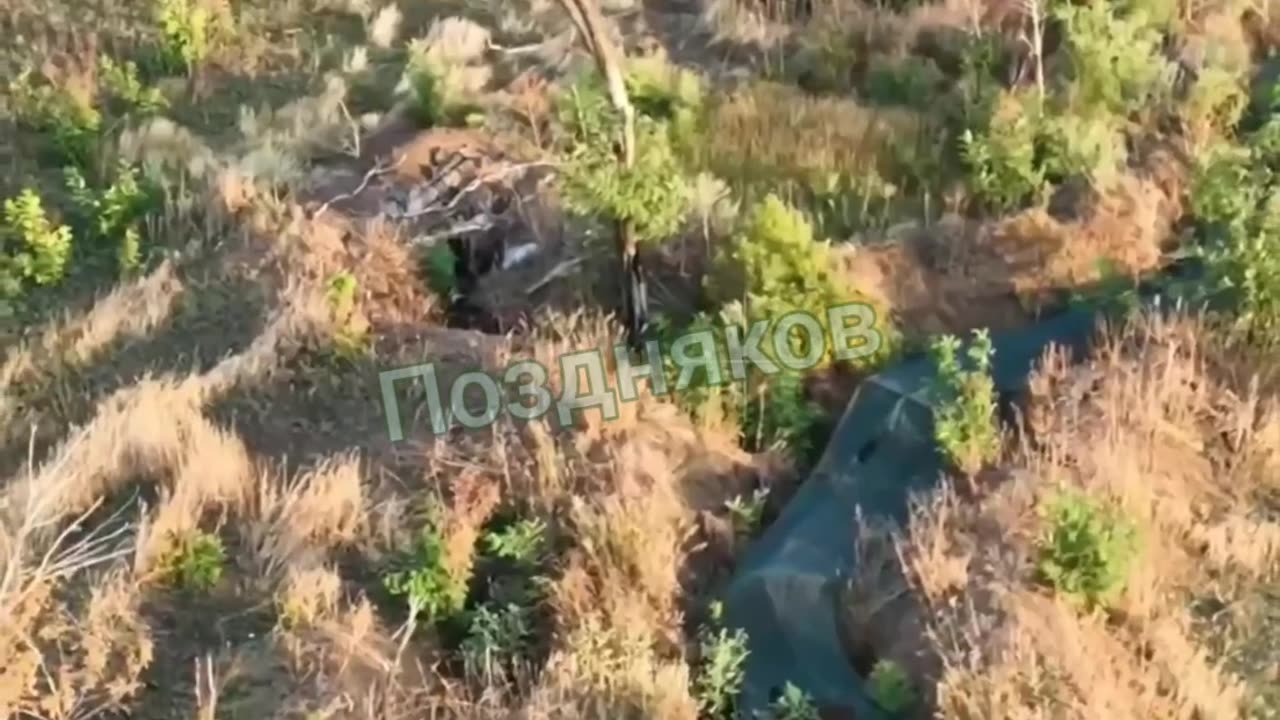 🇷🇺🇺🇦In Krasnogorovka, a Ukrainian soldier decided to show the middle finger