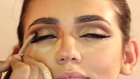 Smoky Gold Makeup