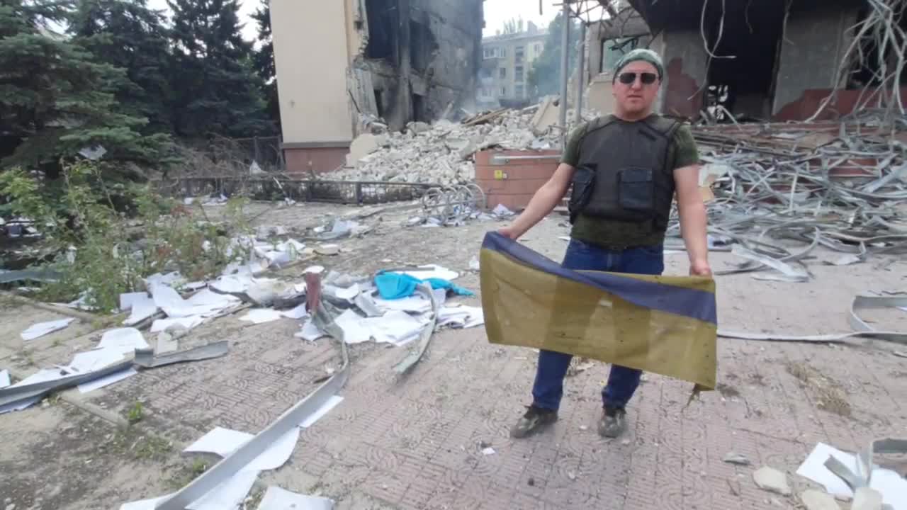 The Ukrainian flag removed from the building of the Lisichansk city administration