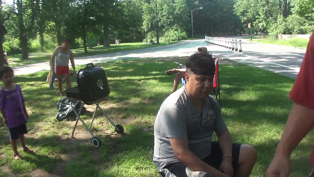 Luodong Briefly Massages Mexican Dad At The Park