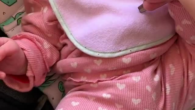 que pestañotas de hermoza bebe 🥰🥰🥰 me de ganas de tener otro bb aunq sea mi nieto