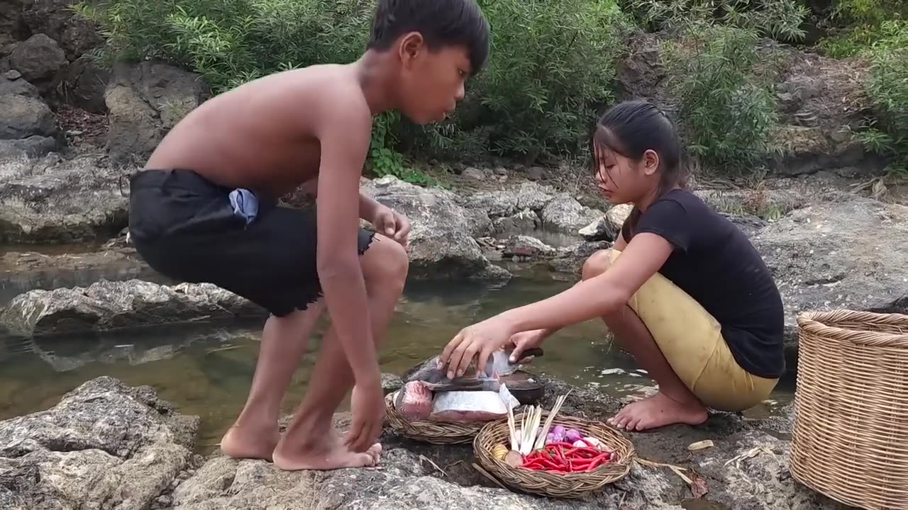 Survival skills: Big fish curry delicious for food and Natural red apple- Survival cooking in forest