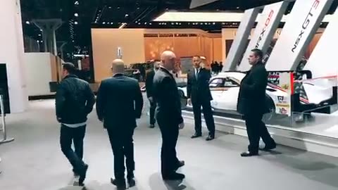 20180329 这车次纽约车展非常非常棒 今天晚上我与朋友一起看了布加迪劳斯来斯林宝坚尼 好多人对着我喊一切都是刚刚开始