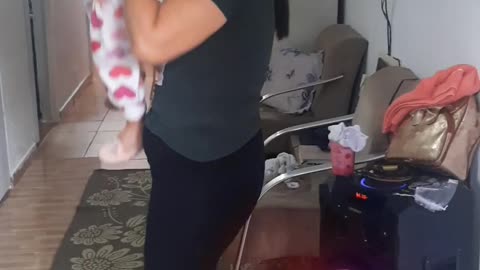 Laura sempre cantando com a mamãe