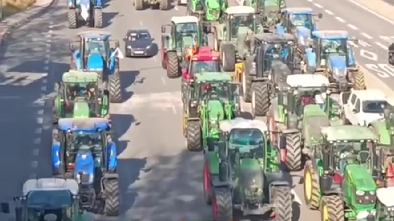 Farmers protest in Spain is continuing. Thousands of tractors out protesting against Socialism