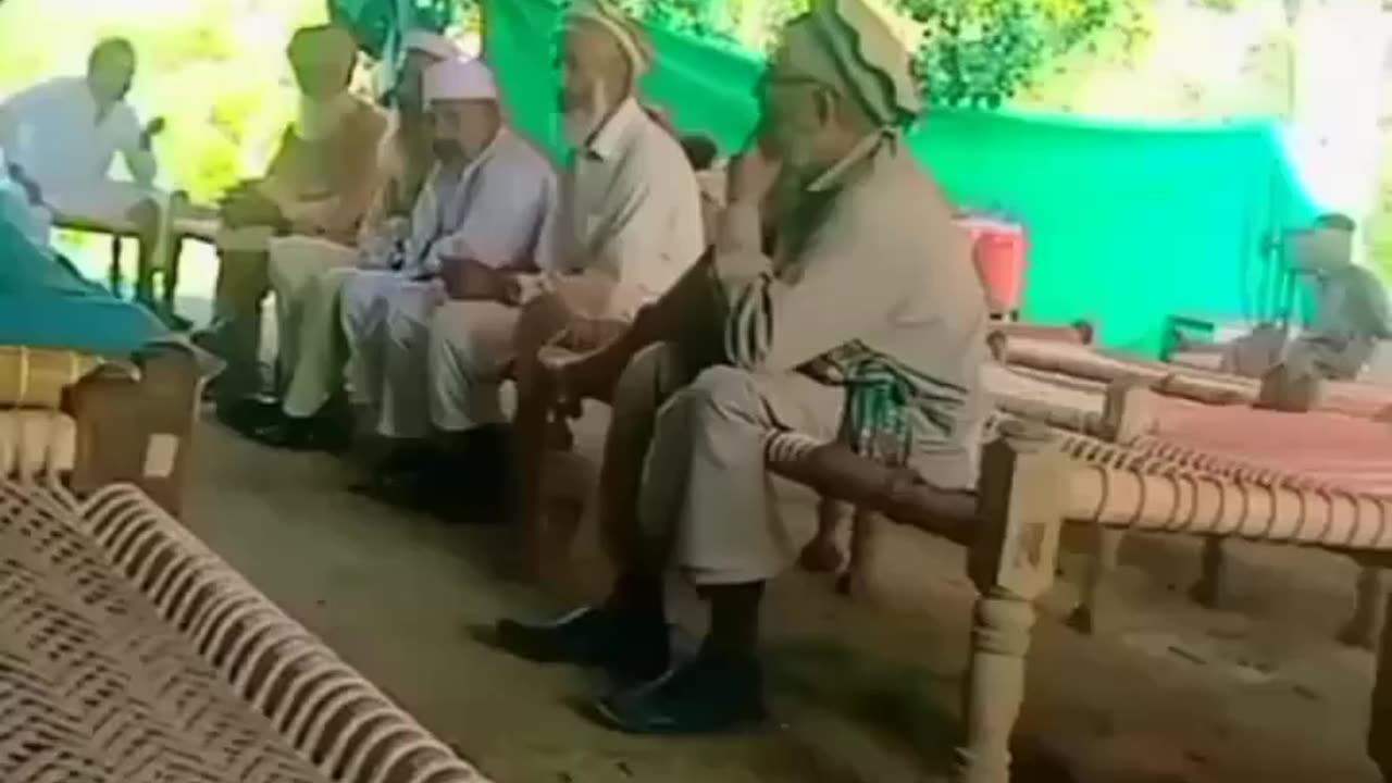 فاتحہ خوانی کی جارہی ہے