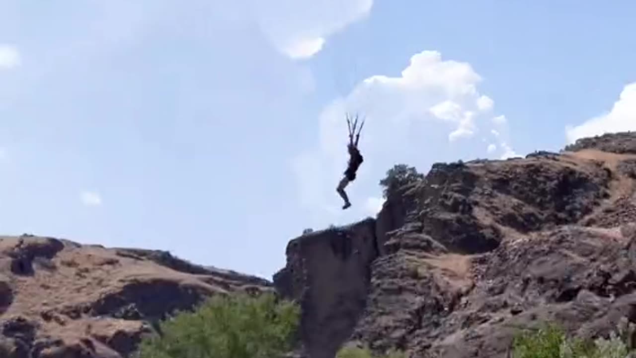 Waited until the last second 😅 (via gio_masters/IG) #adrenaline #bridgejump #tooclose