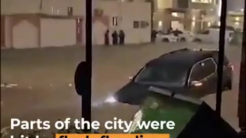 Lightning strikes Mecca clock tower as storm causes chaos