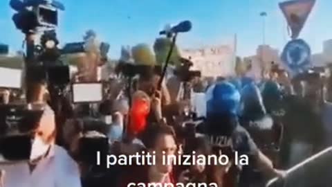 Salvini costretto a scappare
