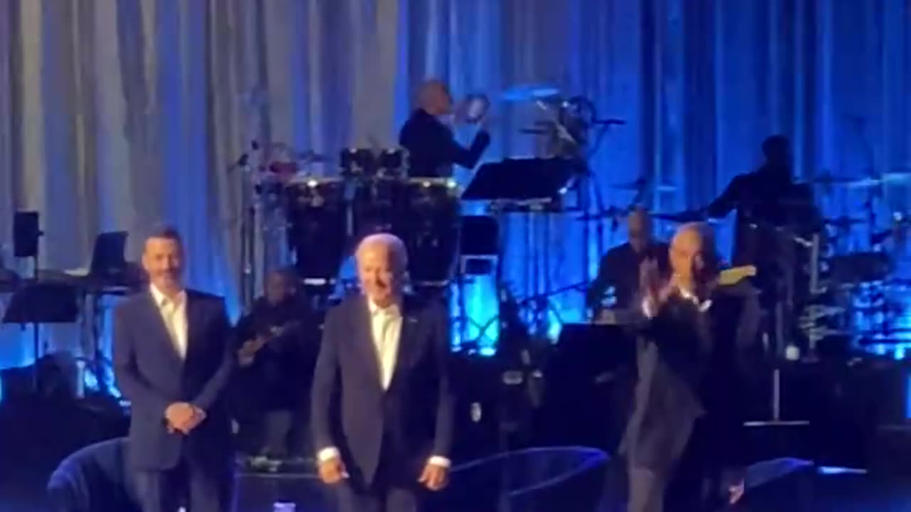 Biden freezes before Obama grabs his arm and leads him off stage