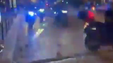 Paris tonight around 1000 cars are burned in France in a “tradition” that dates back 40 years.