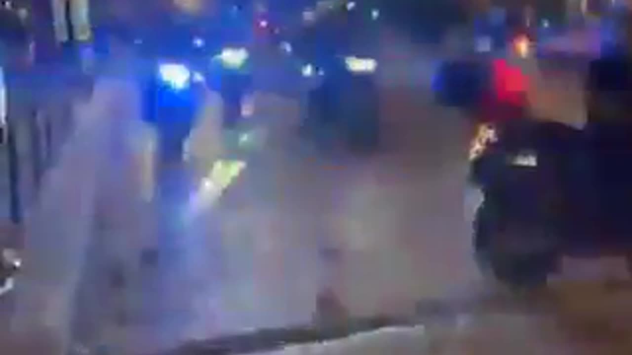 Paris tonight around 1000 cars are burned in France in a “tradition” that dates back 40 years.