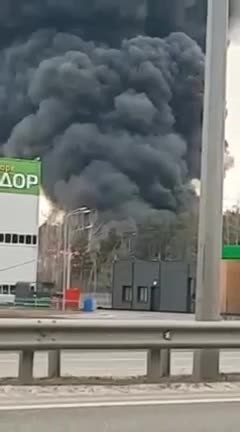The oil plant is on fire in Kyiv.