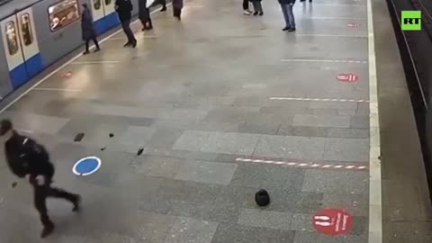 Russian Cops attempt to arrest a man for not wearing a mask in Moscow Metro - Published yesterday