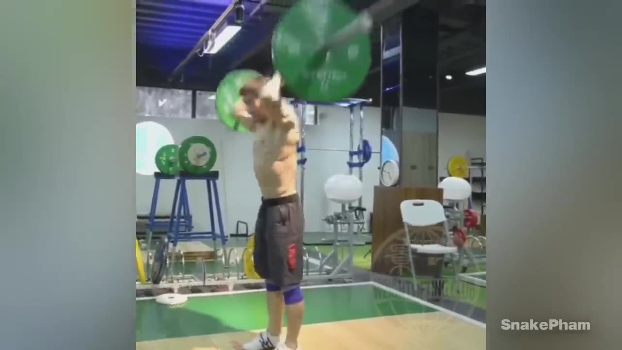 Chinese weightlifters do bodybuilding workout