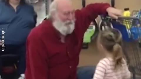 Little girl mistakes old man for Santa Claus and he adorably plays along