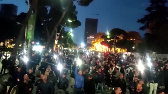 Protestuesit ndezin dritat e celulareve