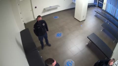 8030FCOB01128BadgingWaitingArea_2021-01-05_16h20min01s700ms.mp4