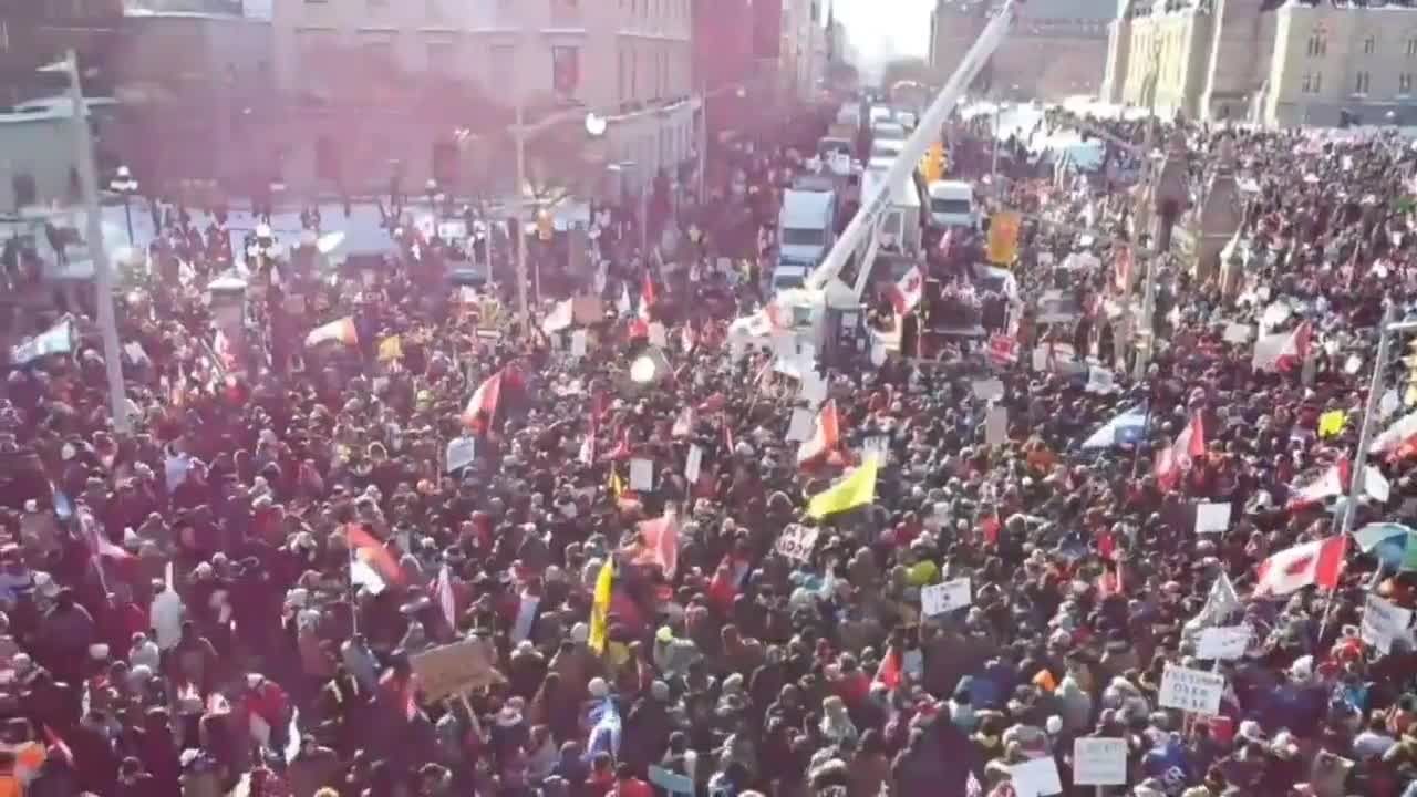 Canadá, comboio da liberdade e população em frente ao Parlamento