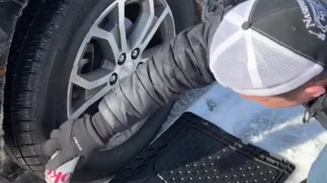 Let the tires drive on the ice.
