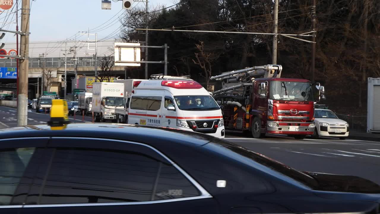 救急車、反対車線を緊急走行!【4K】