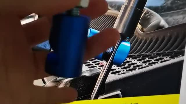 Air-pressure rod anti-skid device for trunk, anti-skid tool for lifting rod, car repair