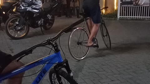 Stand tranck na frente da polícia