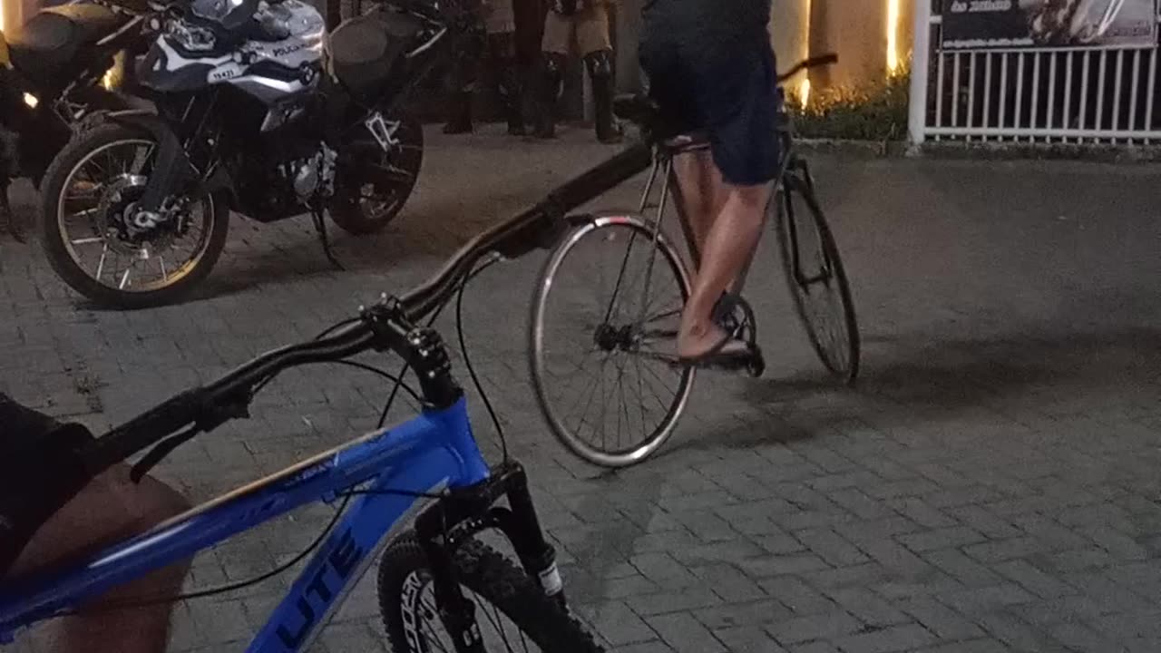 Stand tranck na frente da polícia