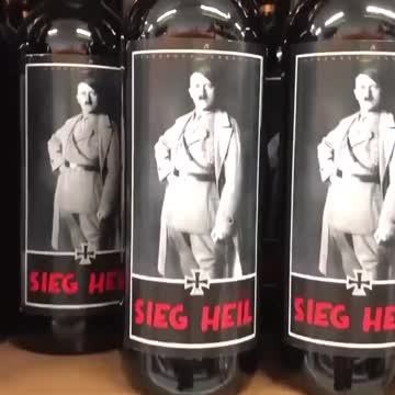 A we Włoszech Naziści i Faszyści Rozkoszują Się Smakowitym Winem.